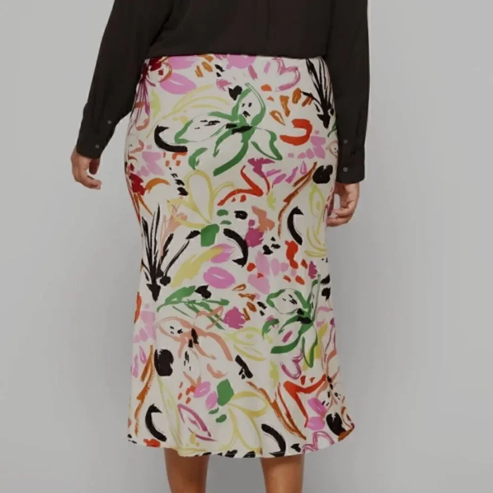 En Saison Hazel Midi Skirt, Colorful Florals in White Background. Size 1X. NWT!